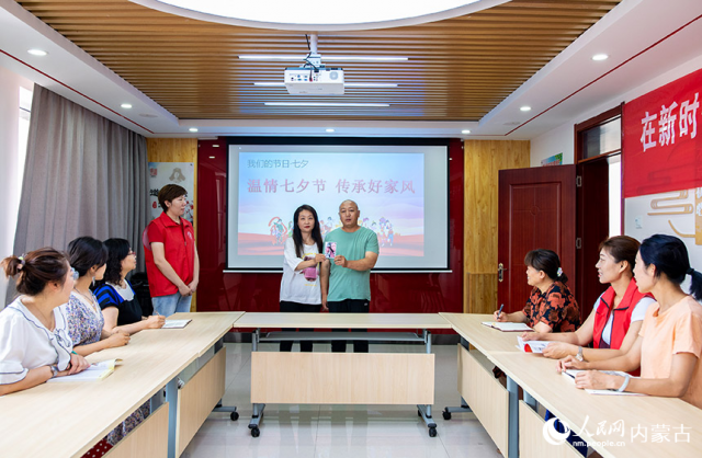 8月3日，内蒙古呼和浩特市玉泉区梁山街社区最美家庭代表李天宝和邬红叶夫妇在分享家风故事。丁根厚摄